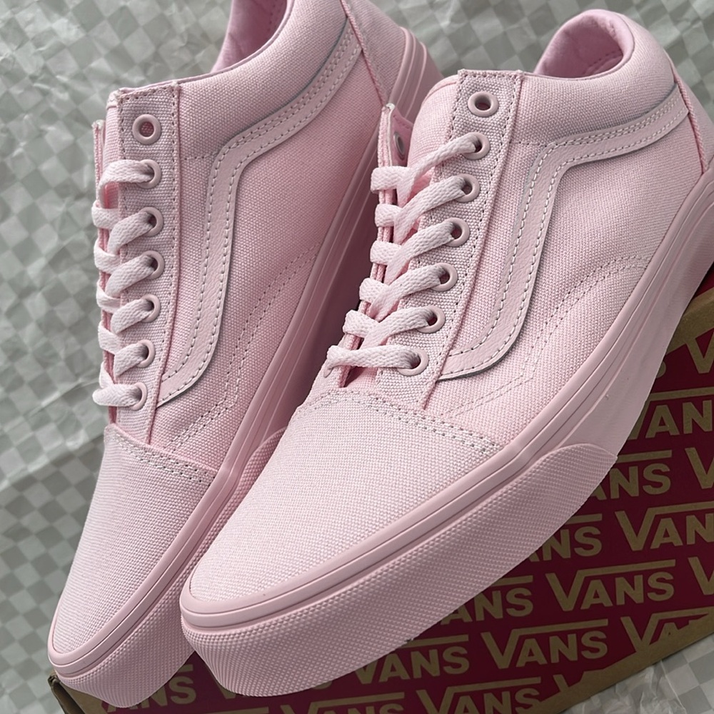 Vans Women’s Pink Sneakers Classic Design Old Skool
Pastel Mono Pink
VN000CT8PNK - Picture 7 of 16